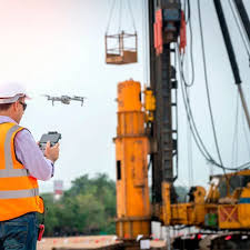 Dron inspeccionando torre de alta tensión con sensores térmicos